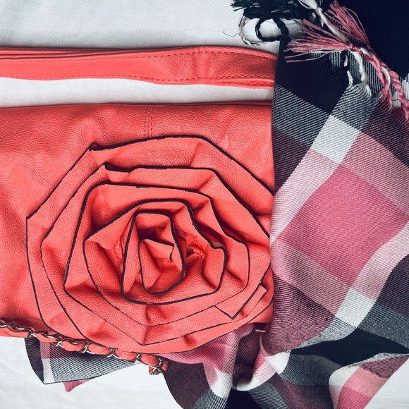 Pink Leather Modern Crossbody bag with Rose - Picture 14 of 14